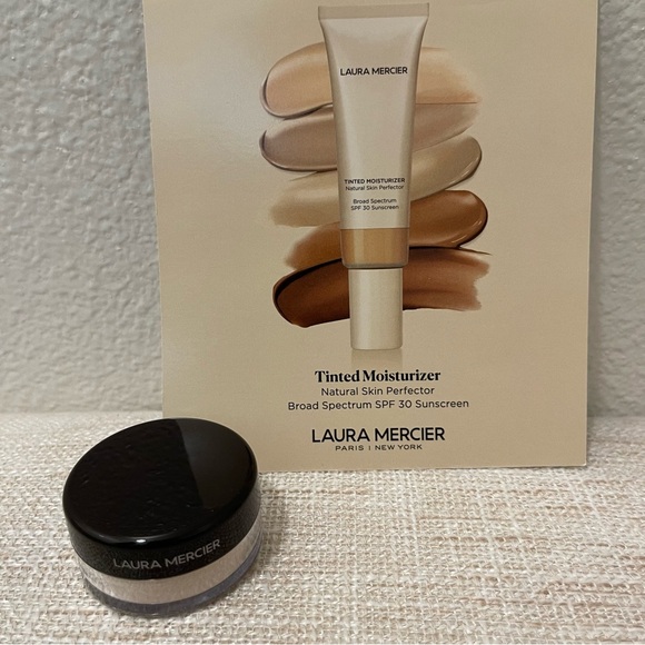 Laura Mercier Translucent Loose Setting Powder 5g / 0.17oz - Picture 4 of 4
